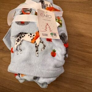 *NEW WITH TAGS* CARO HOME holiday themed hand towels with dogs